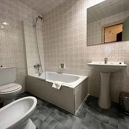 Lleo Hotel 3*