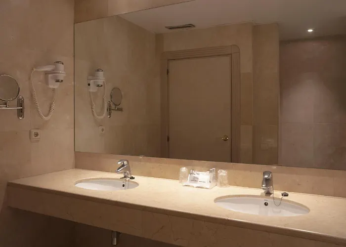 Lleo Hotel 3*