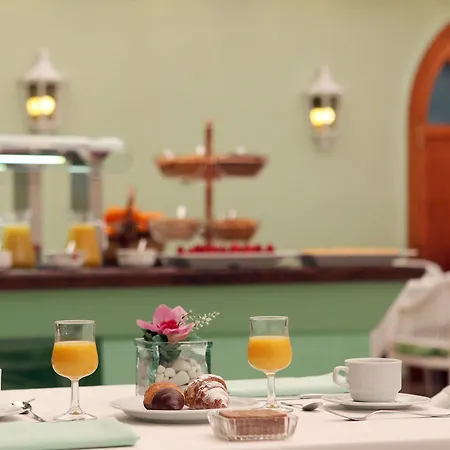 Lleo Hotell 3*